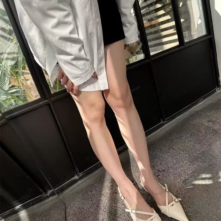 Sieviešu sandales ar asas purnu un aizmugurē izgriezumu, plāns papēdis 6–8 cm, augšpuse: Super fiber, iekšpuse PU (Upper: Super fiber; Toe: Pointed; Heel: 6–8 cm; Inner: PU)