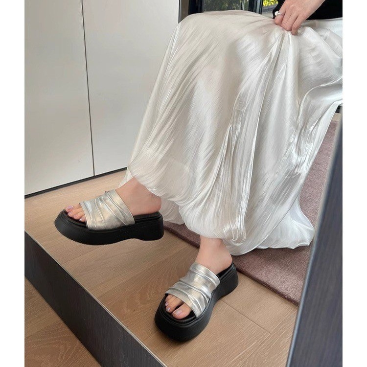 Sandale femei din piele cu aspect încrețit și platformă, partea superioară din piele microfibră, talpă din cauciuc, vârf rotund, vara 2025