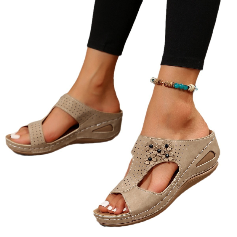 Sandale dama cu toc wedge, partea superioară mată, vârf în formă de pește, talpă din poliuretan, înălțime toc 3–5 cm, stil roman