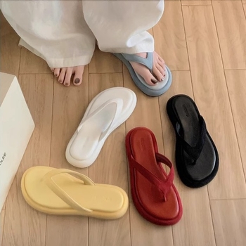 Plažne thong sandale s oblikom prsta u riblju kost, gornji dio: Super Fiber, potplat: guma, ljeto 2025