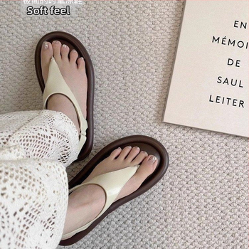 Ženske sandale s debelim potplatom i jednim remenom, gornji dio od mikrovlakana, gumeni potplat, zaobljeni vrh, zatvaranje kopčom, debljina potplata 3–5 cm