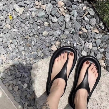 Ženske sandale s debelim potplatom i jednim remenom, gornji dio od mikrovlakana, gumeni potplat, zaobljeni vrh, zatvaranje kopčom, debljina potplata 3–5 cm