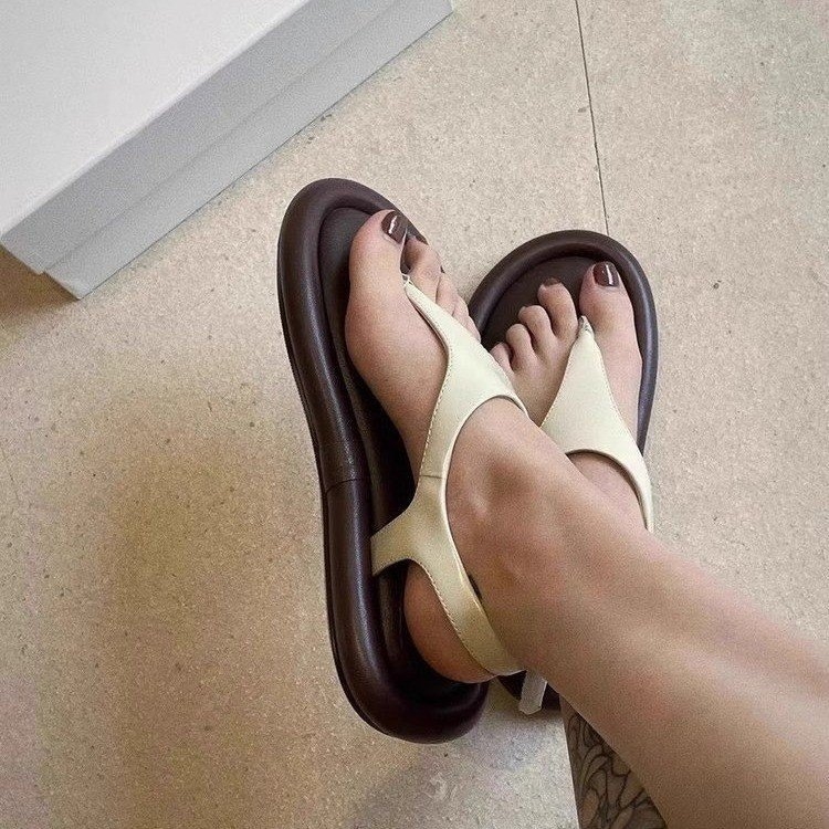 Ženske sandale s debelim potplatom i jednim remenom, gornji dio od mikrovlakana, gumeni potplat, zaobljeni vrh, zatvaranje kopčom, debljina potplata 3–5 cm