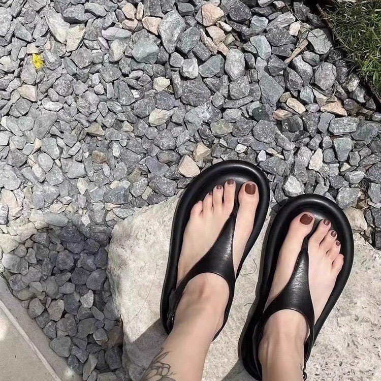 Ženske sandale s debelim potplatom i jednim remenom, gornji dio od mikrovlakana, gumeni potplat, zaobljeni vrh, zatvaranje kopčom, debljina potplata 3–5 cm