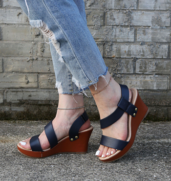 Rimske sandale s gornjim dijelom od mikrovlakana, okrugla špička, kopča, gumena potplat, PU podstava