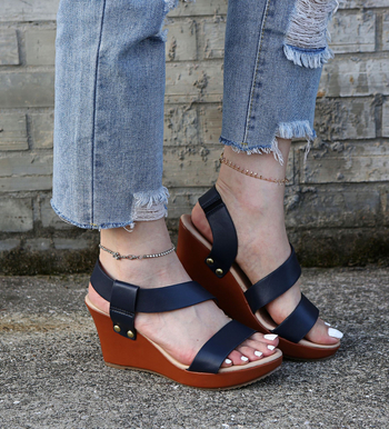 Rimske sandale s gornjim dijelom od mikrovlakana, okrugla špička, kopča, gumena potplat, PU podstava