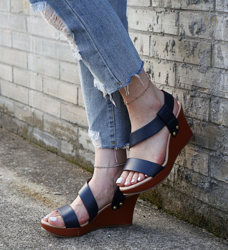 Rimske sandale s gornjim dijelom od mikrovlakana, okrugla špička, kopča, gumena potplat, PU podstava