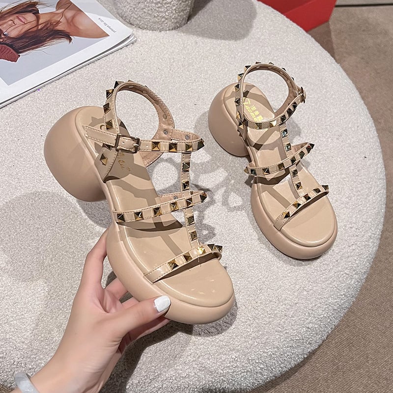 Siksnas sandales ar apaļu purnu, mikrošķiedras augšdaļa un iekšpuse, vienas sprādzes aizdare, gumijas putu zole