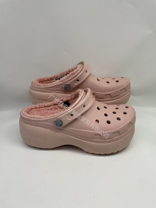 Sieviešu vidēja papēža klogs ar EVA apdari un pūkainu odai — aizvērts purns, 3 cm biezums, injekcijas formēta zole