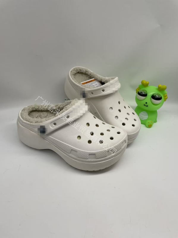 Sieviešu vidēja papēža klogs ar EVA apdari un pūkainu odai — aizvērts purns, 3 cm biezums, injekcijas formēta zole