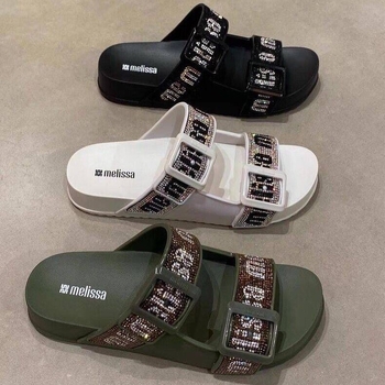 Sieviešu pludmales sandales ar biezu zoli un sprādzes siksnu (augšpuse: PVC, zole: EVA, pirksta forma: zivju mute, sprādze aizdare, pavasaris 2025)