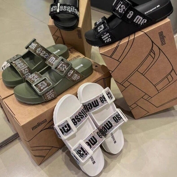 Sieviešu pludmales sandales ar biezu zoli un sprādzes siksnu (augšpuse: PVC, zole: EVA, pirksta forma: zivju mute, sprādze aizdare, pavasaris 2025)