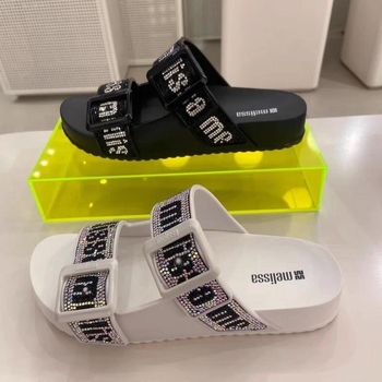 Sieviešu pludmales sandales ar biezu zoli un sprādzes siksnu (augšpuse: PVC, zole: EVA, pirksta forma: zivju mute, sprādze aizdare, pavasaris 2025)