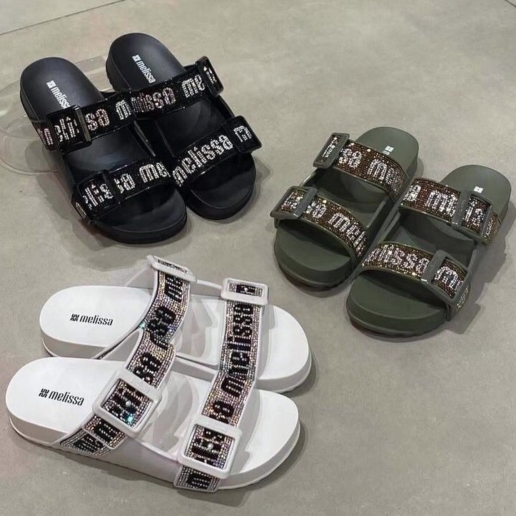 Sieviešu pludmales sandales ar biezu zoli un sprādzes siksnu (augšpuse: PVC, zole: EVA, pirksta forma: zivju mute, sprādze aizdare, pavasaris 2025)