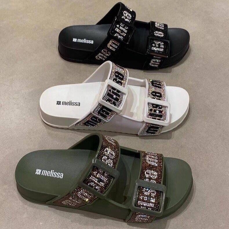 Sieviešu pludmales sandales ar biezu zoli un sprādzes siksnu (augšpuse: PVC, zole: EVA, pirksta forma: zivju mute, sprādze aizdare, pavasaris 2025)