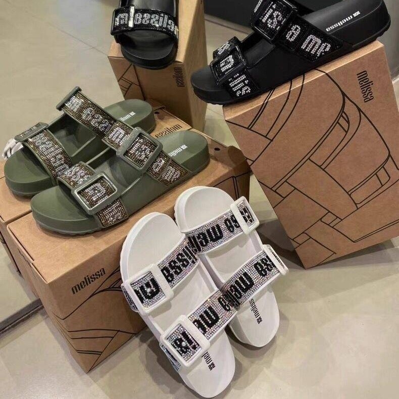 Sieviešu pludmales sandales ar biezu zoli un sprādzes siksnu (augšpuse: PVC, zole: EVA, pirksta forma: zivju mute, sprādze aizdare, pavasaris 2025)