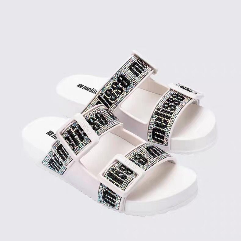 Sieviešu pludmales sandales ar biezu zoli un sprādzes siksnu (augšpuse: PVC, zole: EVA, pirksta forma: zivju mute, sprādze aizdare, pavasaris 2025)