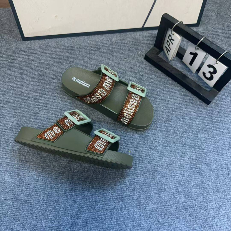 Sieviešu pludmales sandales ar biezu zoli un sprādzes siksnu (augšpuse: PVC, zole: EVA, pirksta forma: zivju mute, sprādze aizdare, pavasaris 2025)