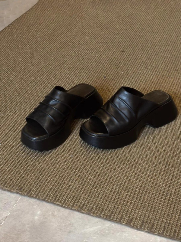 Ženske slip-on papuče s gornjim dijelom od više materijala, gumeni potplat, ravni đon, debljina đona 0–3 cm
