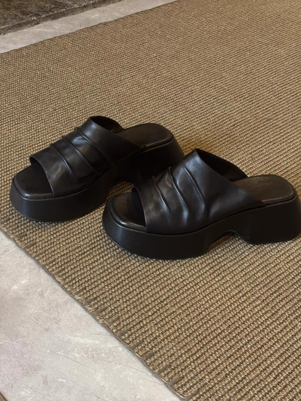 Ženske slip-on papuče s gornjim dijelom od više materijala, gumeni potplat, ravni đon, debljina đona 0–3 cm