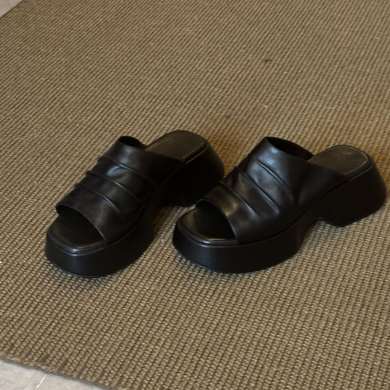 Ženske slip-on papuče s gornjim dijelom od više materijala, gumeni potplat, ravni đon, debljina đona 0–3 cm