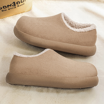 Ανδρικά χειμωνιάτικα παντόφλια οικιακής χρήσης από βαμβάκι – επάνω μέρος συνθετικό δέρμα, σόλα PVC, παχυνμένος σχεδιασμός, ίσια φτέρνα, στρογγυλή μύτη – Φθινόπωρο 2025.