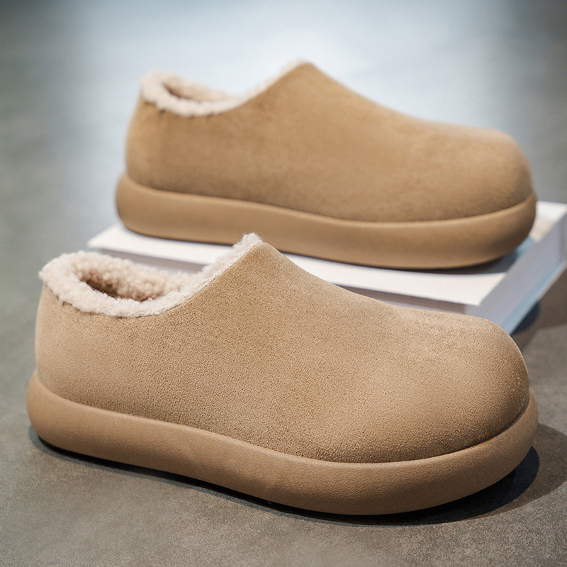 Ανδρικά χειμωνιάτικα παντόφλια οικιακής χρήσης από βαμβάκι – επάνω μέρος συνθετικό δέρμα, σόλα PVC, παχυνμένος σχεδιασμός, ίσια φτέρνα, στρογγυλή μύτη – Φθινόπωρο 2025.