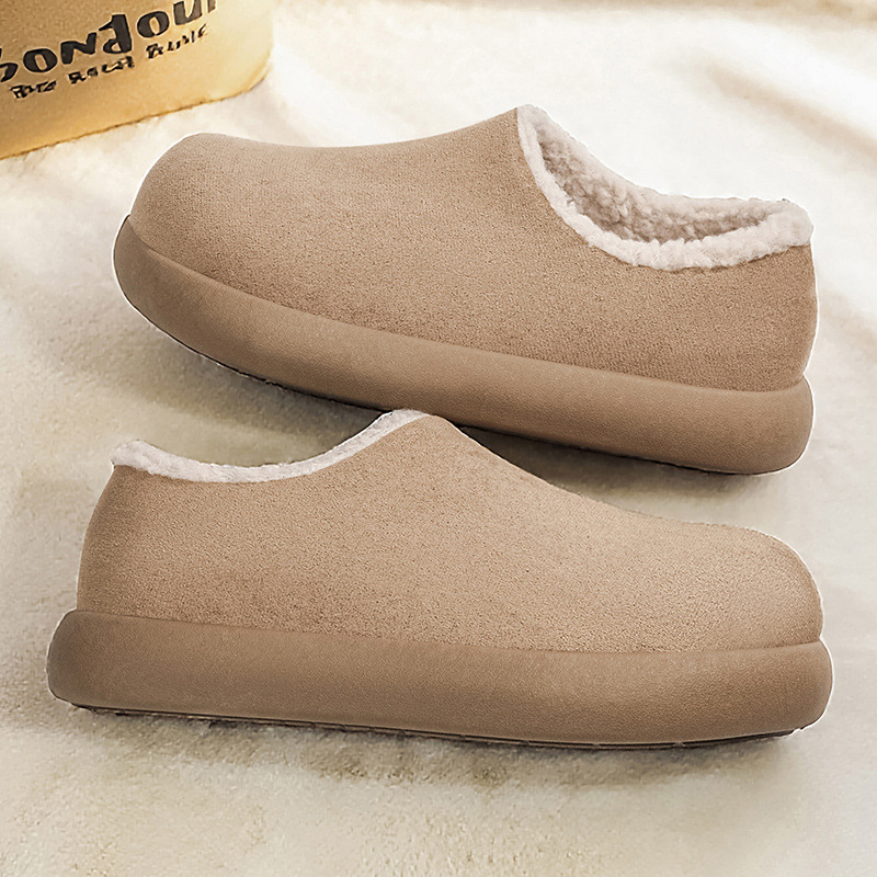 Ανδρικά χειμωνιάτικα παντόφλια οικιακής χρήσης από βαμβάκι – επάνω μέρος συνθετικό δέρμα, σόλα PVC, παχυνμένος σχεδιασμός, ίσια φτέρνα, στρογγυλή μύτη – Φθινόπωρο 2025.