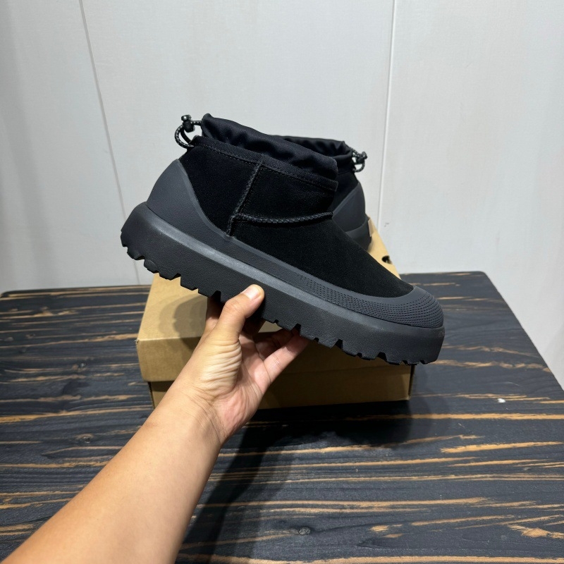 Vyriniai žieminiai batai su karvės odos viršutine dalimi, įmontuota avies vilnos pamušalas, atspari dilimui gumos padas, žemas kulnas 1–3 cm