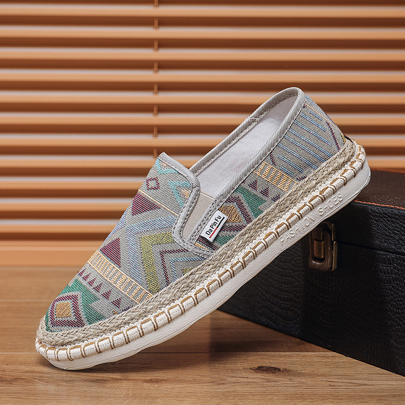 Férfi vászon slip-on szabadidőcipő etnikus mintával, légáteresztő hálós belső, kerek orr, alacsony profil, injektált gumitalp