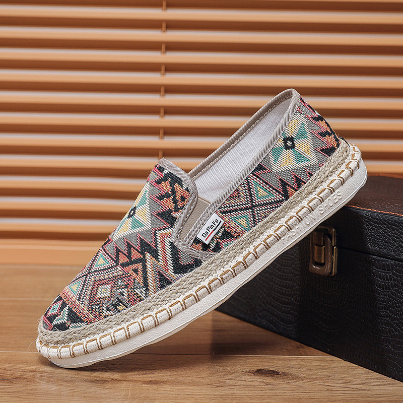 Férfi vászon slip-on szabadidőcipő etnikus mintával, légáteresztő hálós belső, kerek orr, alacsony profil, injektált gumitalp
