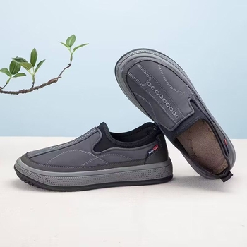 Pánske slip-on voľnočasové topánky, priedušný horný materiál syntetický, odolná PVC podrážka, nízka výška, okrúhla špička
