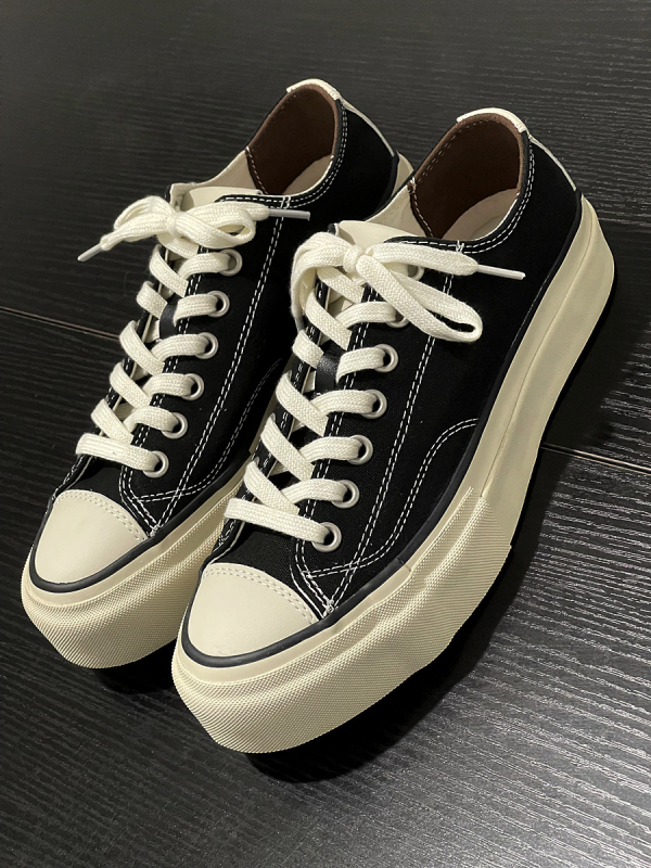 Uniszex edzőcipő vastag talppal, vulkanizált szerkezettel, vászon felsőrész, gumi talp, fűzővel záródó