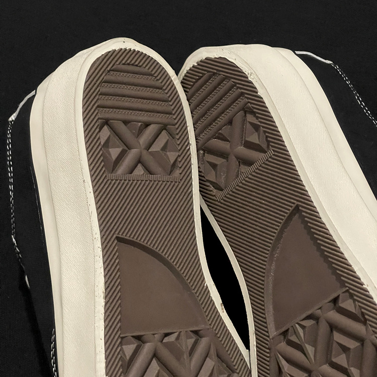 Uniszex edzőcipő vastag talppal, vulkanizált szerkezettel, vászon felsőrész, gumi talp, fűzővel záródó