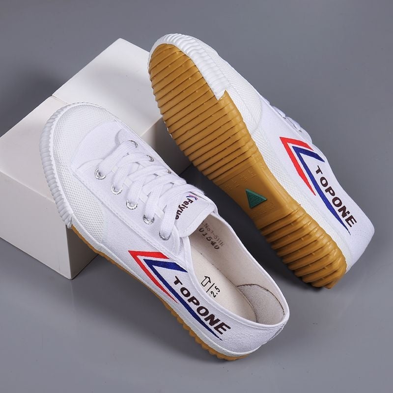 Tréningové tenisky – vrchná časť z plátna, gumová podrážka, šnúrky, špičatý nos, nízky vrch (vrchná časť z plátna; gumová podrážka; šnúrky; špičatý nos; nízky vrch)