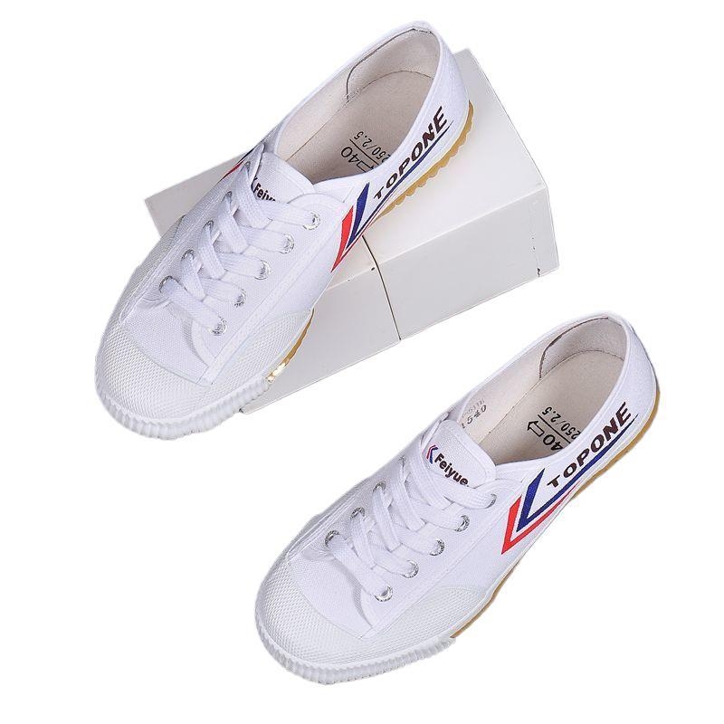 Tréningové tenisky – vrchná časť z plátna, gumová podrážka, šnúrky, špičatý nos, nízky vrch (vrchná časť z plátna; gumová podrážka; šnúrky; špičatý nos; nízky vrch)