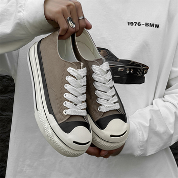 Férfi vászoncipő, alacsony felső rész, gumírozott talp, klinis sarok, sekély nyílás