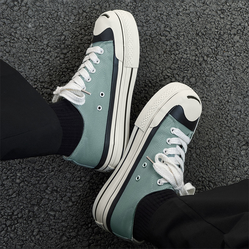 Férfi vászoncipő, alacsony felső rész, gumírozott talp, klinis sarok, sekély nyílás