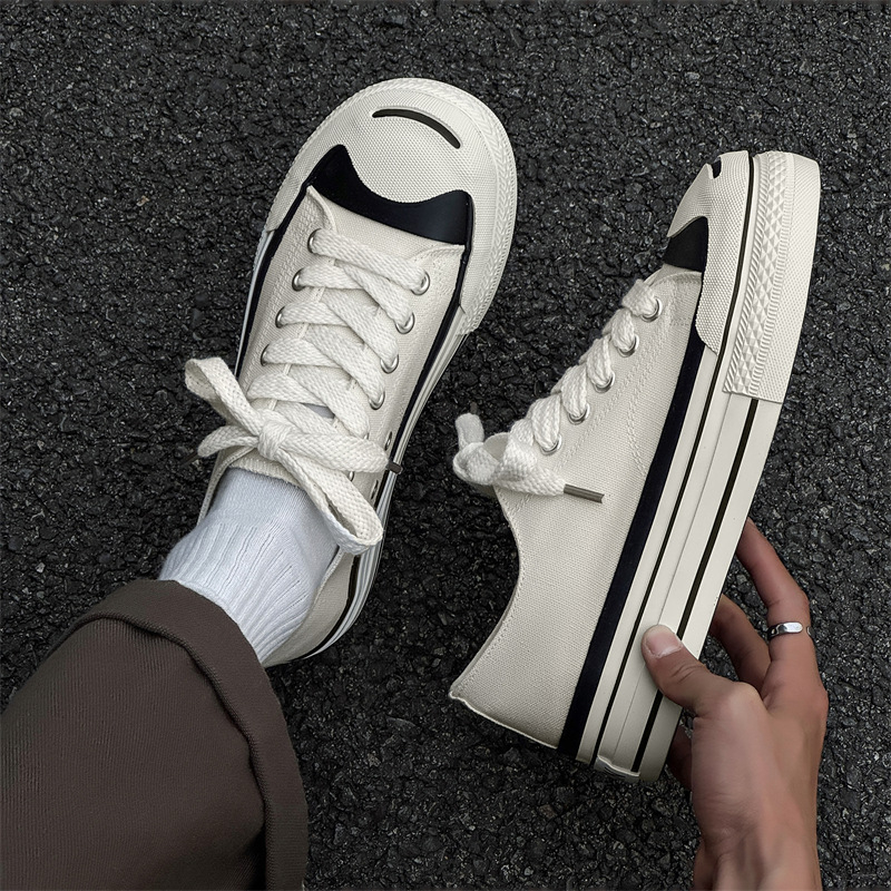 Férfi vászoncipő, alacsony felső rész, gumírozott talp, klinis sarok, sekély nyílás