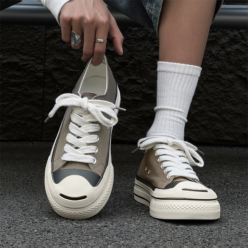 Férfi vászoncipő, alacsony felső rész, gumírozott talp, klinis sarok, sekély nyílás