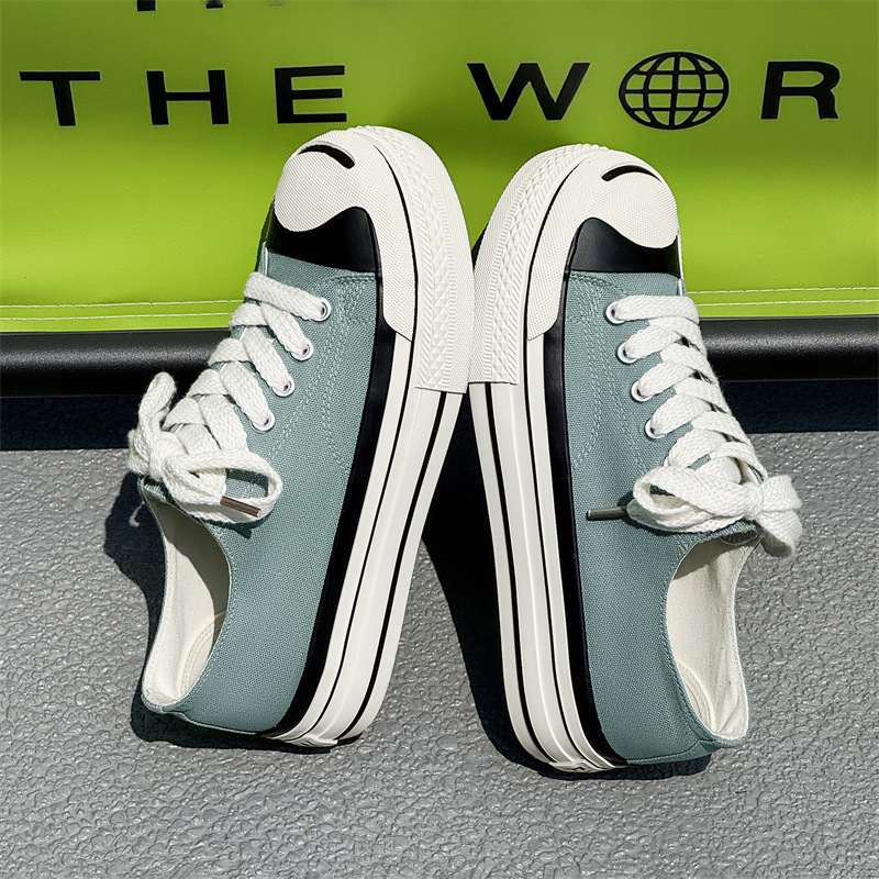 Férfi vászoncipő, alacsony felső rész, gumírozott talp, klinis sarok, sekély nyílás