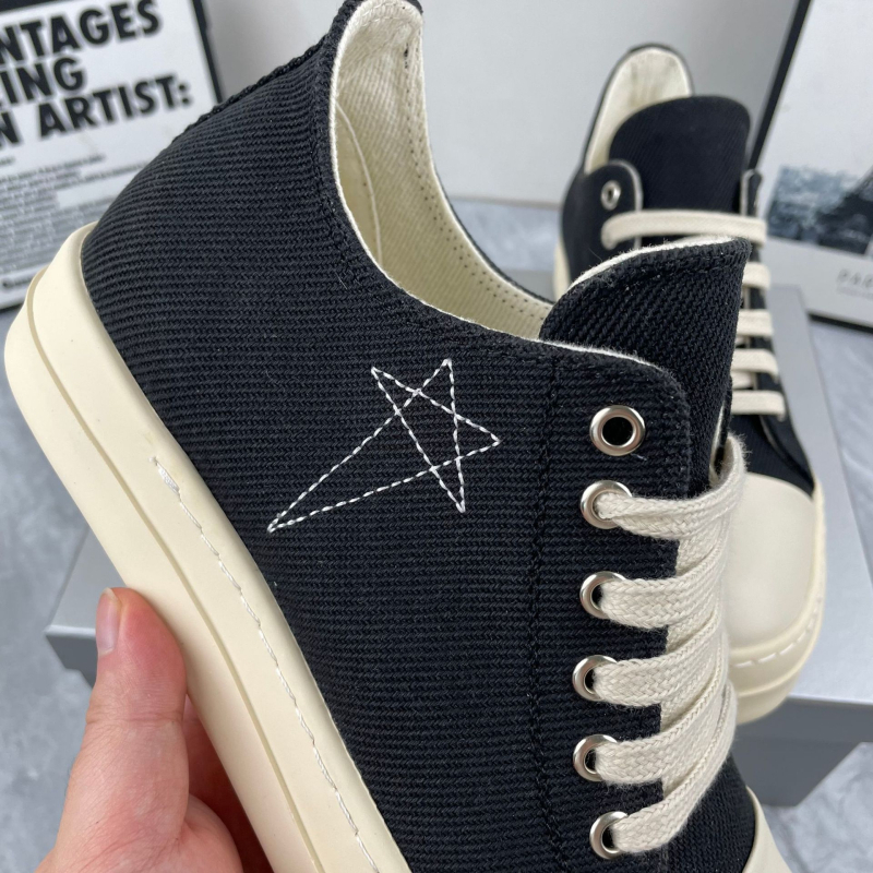 Adidași unisex din pânză, cu design cu stea cu șase colțuri, talpă groasă, respirabili și care măresc înălțimea, cu fermoar (Partea superioară: pânză; Talpa: cauciuc; Înălțimea tocului: 3–5 cm; Deschidere: >11 cm; Închidere: fermoar)