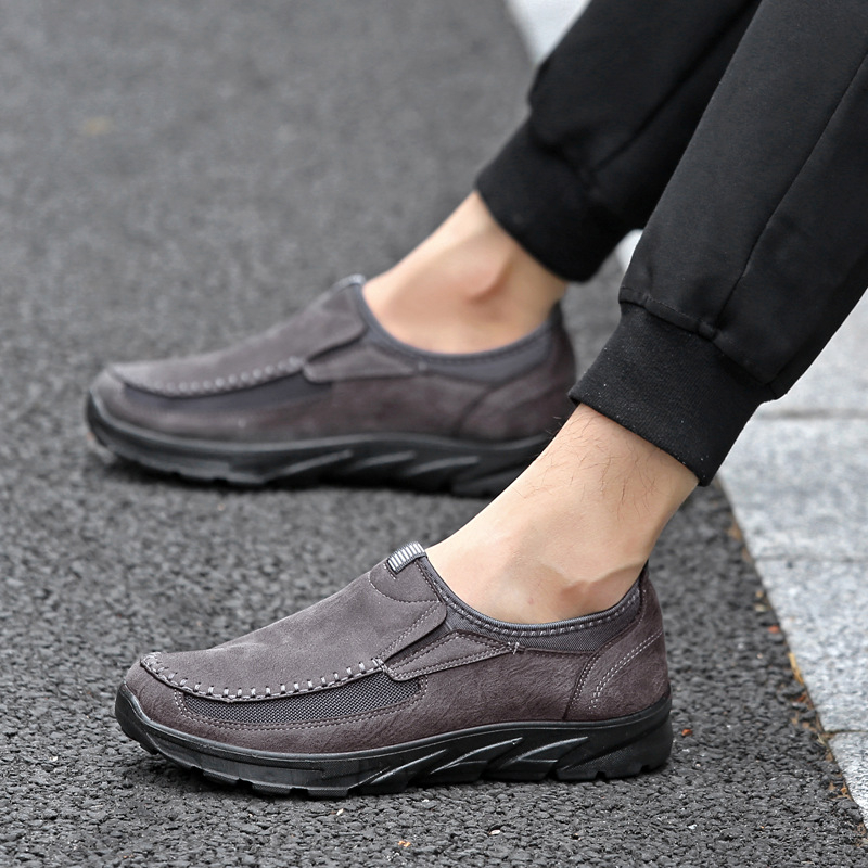 Muške slip-on loaferice – prozračan gornji dio od tekstila, zaobljeni vrh, niski potplat 1–3 cm, potplat od poliuretana s injekcijskom tehnologijom