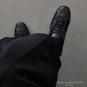 Pánske bežné Derby topánky: textilný vrchný diel, mikrovláknová podšívka, zapínanie na šnúrik, vulkanizovaná gumová podrážka, špičatý nos