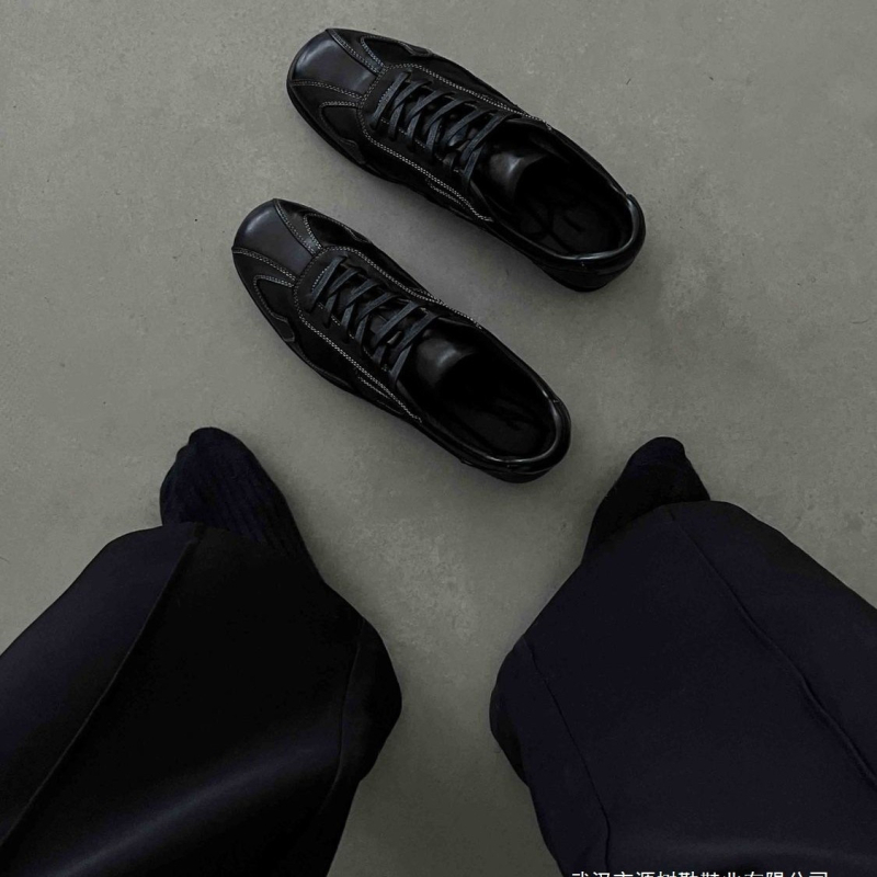 Pánske bežné Derby topánky: textilný vrchný diel, mikrovláknová podšívka, zapínanie na šnúrik, vulkanizovaná gumová podrážka, špičatý nos