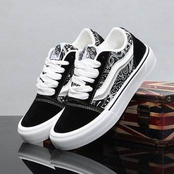 Unisex αθλητικά παπούτσια με σουέντ άνω μέρος, φαρδιά σόλα σε σχέδιο color-block, διαπνέονται και ανθεκτικά, με κορδόνια, ύψος μεσαίο 3–7 cm