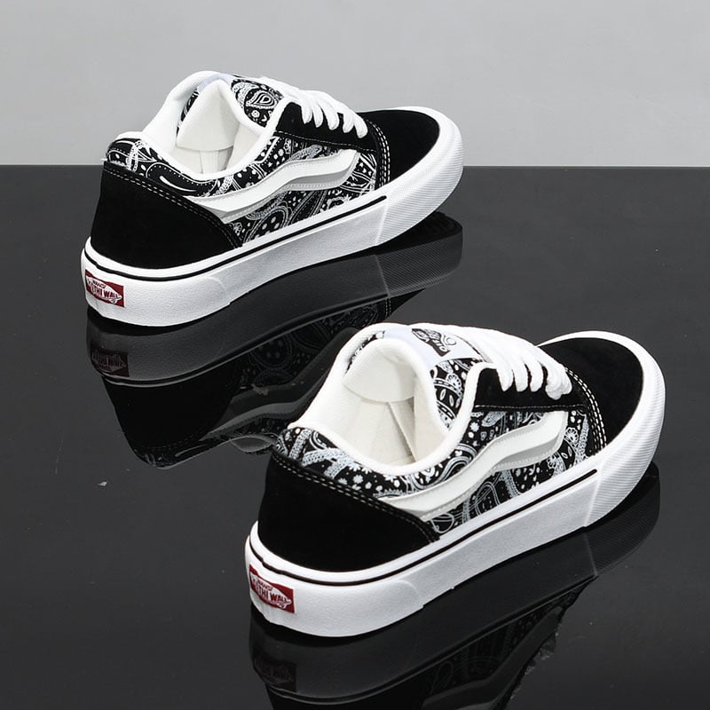 Unisex αθλητικά παπούτσια με σουέντ άνω μέρος, φαρδιά σόλα σε σχέδιο color-block, διαπνέονται και ανθεκτικά, με κορδόνια, ύψος μεσαίο 3–7 cm