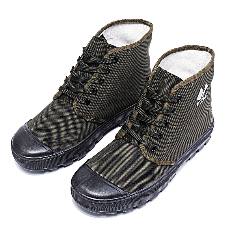 Pantofi: înalți, din canvas, talpă din PVC, antiderapant și rezistenți la uzură