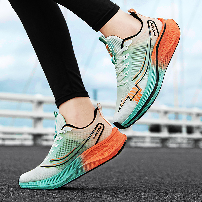 Pantofi de alergare – respirabili, ușori, rezistenți; Model: dungi; Exterior: Fish Silk Fly weave + plasă + TPU fără cusătură; Talpă: EVA + cauciuc; Inside PU; Închidere: șireturi; Bărbați, 18–40 ani; Origine: Quanzhou, Fujian