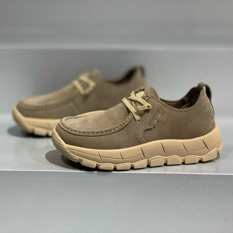 Férfi platform cipő, velúr felsőrész, gumihab talp, kerek orr, platform magassága 3–5 cm